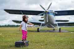 可爱的女孩玩场四座私人飞机做梦飞行员