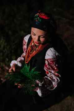 女巫女人收集草本植物蕨类植物晚上喀尔巴阡山脉的山森林