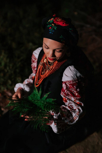 <strong>女巫女</strong>人收集草本植物蕨类植物晚上喀尔巴阡山脉的山森林