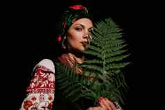 女巫女人收集草本植物蕨类植物晚上喀尔巴阡山脉的山森林