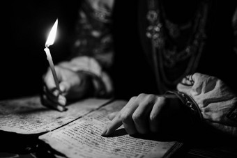 乌克兰女人阅读古老的书圣经诗<strong>篇</strong>世纪祈祷诗<strong>篇</strong>