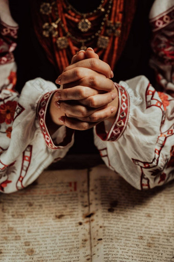 乌克兰女人阅读古老的书圣经诗篇世纪祈祷诗篇