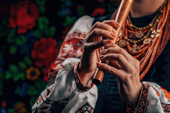手女人玩木管乐器木长笛乌克兰索皮尔卡色彩斑斓的