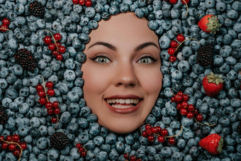 兴奋女人脸新鲜的成熟的浆果<strong>蓝莓</strong>有机越桔植物