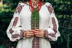 真实的女人传统的乌克兰服装蕨类植物森林