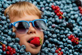 男孩脸浆果蓝莓草莓有机越桔植物