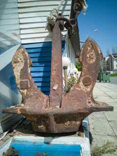 被遗弃的生锈的铁船锚街装饰