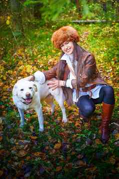女孩皮革夹克大红色的狐狸皮毛他森林秋天白色狗女模型提出了令人难以置信的皇家女猎人自然亨特照片拍摄动物宠物