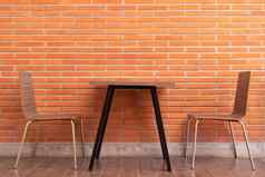 阳台红色的砖墙表格椅子集