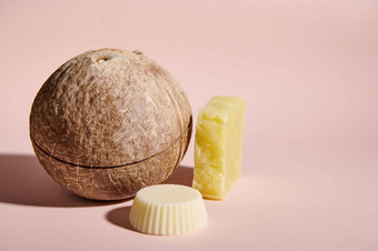生活椰子自制的自然有机酒吧肥皂固体干洗发水头发护发素孤立的粉红色的