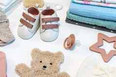 集婴儿鞋子玩具配件白色背景新生儿的东西平躺前视图
