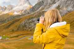 女人旅行探索山的观点覆盖云双筒望远镜