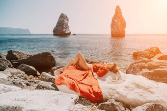 女人夏天旅行海快乐旅游长<strong>红</strong>色的衣服享受采取图片在户外<strong>记忆</strong>女人旅行者摆姿势海滩海包围火山山分享旅行冒险