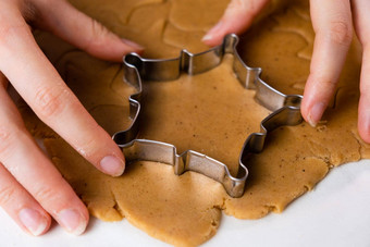 关闭女人手切割饼干金属模具酥皮糕点糕点金属形式形式雪花使姜饼圣诞节