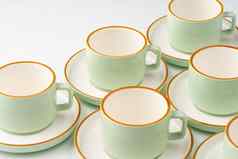 集白色柔和的绿色陶瓷茶杯橙色概述了