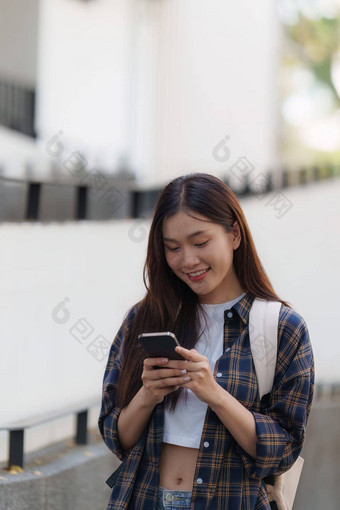 年轻的亚洲女人<strong>大学</strong>学生朋友在户外<strong>大学</strong>学生工作<strong>大学</strong>校园教育学校研究