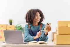 美丽的美国非洲女人完成琪琪在线银行程序订单开放数字储蓄账户定义网络安全