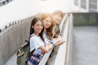 年轻的亚洲女人<strong>大学</strong>学生朋友在户外<strong>大学</strong>学生工作<strong>大学</strong>校园教育学校研究