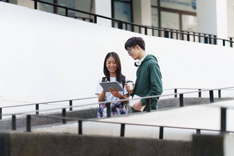 年轻的亚洲女人<strong>大学</strong>学生朋友在户外<strong>大学</strong>学生工作<strong>大学</strong>校园教育<strong>学校</strong>研究