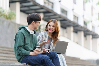 年轻的亚洲女人<strong>大学</strong>学生朋友在户外<strong>大学</strong>学生工作<strong>大学</strong>校园教育学校研究