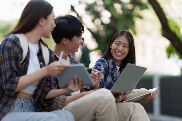 年轻的亚洲女人大学学生朋友在户外大学学生