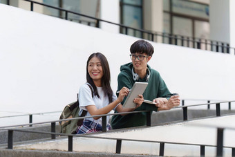 年轻的亚洲女人<strong>大学</strong>学生朋友在户外<strong>大学</strong>学生工作<strong>大学</strong>校园教育学校研究