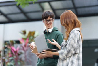 年轻的亚洲女人大学学生朋友在户外大学学生工作大学校园教育学校研究