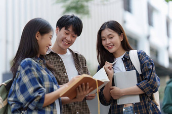 年轻的亚洲女人大学学生朋友在户外大学学生工作大学校园教育学校研究