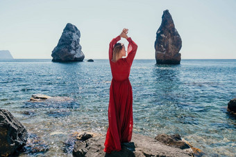 女人夏天旅行海快乐旅游长<strong>红</strong>色的衣服享受采取图片在户外<strong>记忆</strong>女人旅行者摆姿势海滩海包围火山山分享旅行冒险