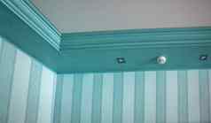 部分生活房间角落里墙天花板安装领导灯木控制台天花板蓝色的着色