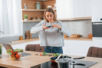 采取图片女人准备食物首页现代厨房