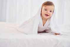 白色毛巾可爱的婴儿在室内国内房间