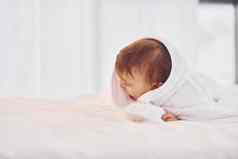 白色毛巾可爱的婴儿在室内国内房间