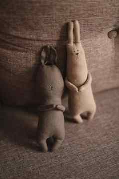 可爱的婴儿软玩具小兔子棕色（的）Copyspace背景手工制作的孩子们的玩具软钩针编织的兔子兔子概念快乐童年