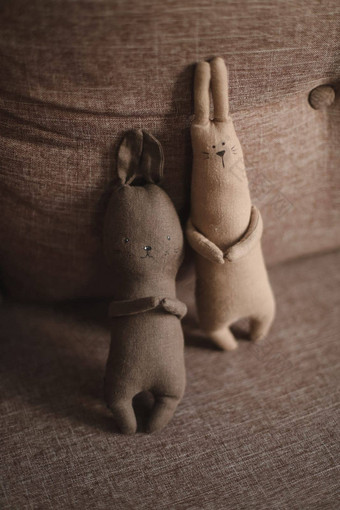 <strong>可爱</strong>的婴儿软玩具<strong>小兔子</strong>棕色（的）Copyspace背景手工制作的孩子们的玩具软钩针编织的兔子兔子概念快乐童年