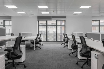 空灰色的音调办公室表椅子大落地窗户会议中心概念工作场所昂贵的家具时尚的设计