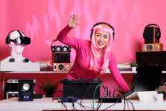 艺术家粉红色的头发上衣有趣的混合电子音乐电子混合机控制台