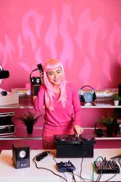 表演者粉红色的头发混合电子音乐电子有趣的俱乐部晚上时间