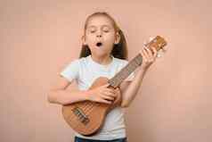 高加索人学前教育女孩学习唱玩尤克里里琴