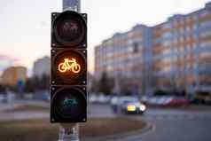 交通黄色的光禁止自行车通过城市