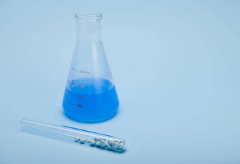 毕业平触底实验室瓶蓝色的流体化学解决方案颗粒内部测试管孤立的蓝色的