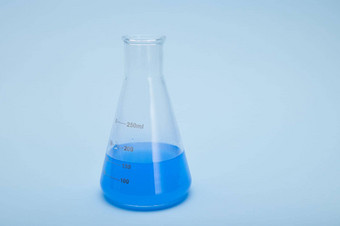生活毕业平触底实验室瓶<strong>蓝色</strong>的流体化学解决方案孤立的<strong>蓝色</strong>的颜色背景