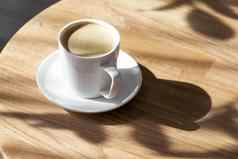 白色瓷杯咖啡飞碟站轮表格