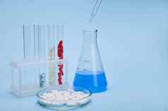 生活实验室的器具药物孤立的蓝色的背景复制广告空间制药公司行业业务