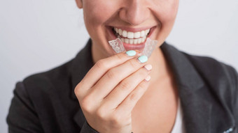 业务女人透明的牙套美白牙齿