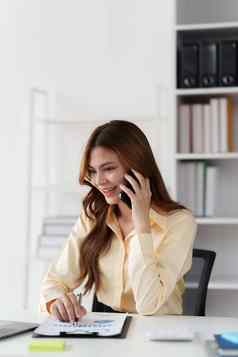 专业金融顾问企业会计女人会说话的客户端电话分析好处享受金融
