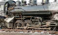 关闭蒸汽火车运行开车齿轮通过蒸汽吹