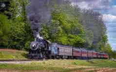 视图古董恢复蒸汽乘客火车接近孤独的铁路路跟踪