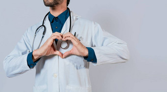 医生手使心形状孤立的医生使心手势手概念爱医学
