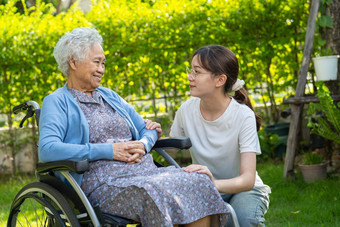 照顾者<strong>护理</strong>亚洲高级女人病人坐着轮椅<strong>护理</strong>医院病房健康的强大的医疗概念